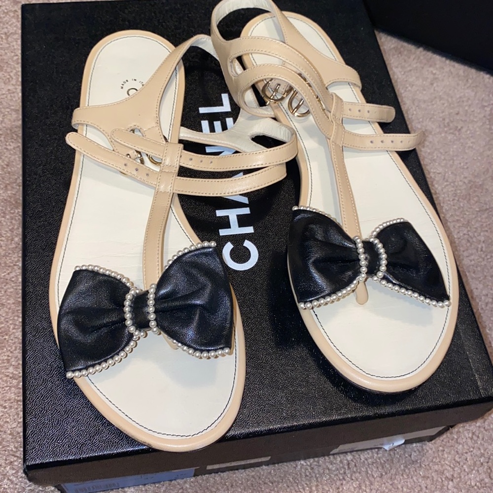 Chanel lambskin thong bow pearl sandals size 37